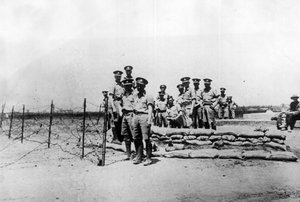 Tientsin (Tianjin), China, November 1924: Britische Soldaten an einem Posten außerhalb der internationalen Konzessionen vor der Eroberung der Stadt durch die Truppen des chinesischen Kriegsherrn Feng Yuxiang (Feng Yu-hsiang, Feng Yu hsiang) - Tientsin (Tia von William M. Timlin