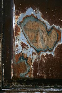 Zeitmarken. Abstrakte Kunst zeigt Formen als Zeugen der vergehenden Zeit. Spuren auf Holz. Fotografie von Michel Lunardelli