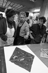 Todd Narbey, neuseeländischer Maler, Annie-Paule Thorel, französische Malerin, Nicolas du Mesnil du Buisson, Mitbegründer der Pasnic-Gravierwerkstatt, Pascal Gauvard, Mitbegründer der Pasnic-Gravierwerkstatt. Analyse eines Drucks. Pasnic-Gravierwerkstatt i