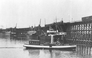 Die Steuerbordseite des Blyth-Hafenkommissionsboots "John Dent" passiert die Staiths