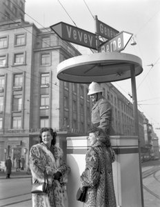Zwei amerikanische junge Frauen sprechen mit einem Polizisten in Lausanne, 4. Januar 1949: Mit dem Polizisten von Unbekannt