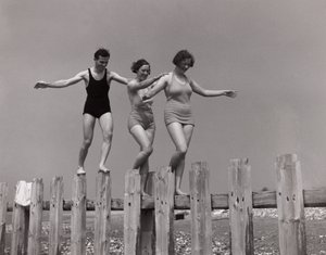 Zwei Frauen und ein Mann gehen entlang einer Buhne, ca. 1930er