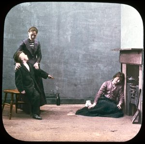 Zwei Frauen und ein Junge vor dem Kamin, ca. 1895