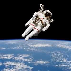 US-Astronaut Bruce McCandless mit der Manned Maneuvering Unit von Unbekannt