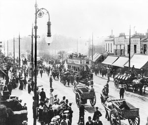 Vereinigtes Königreich: Eine geschäftige Szene auf der Uxbridge Road. Shepherds Bush, London