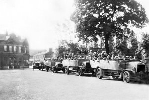 Vereinigtes Königreich: Eine Reihe von Charabancs im Stadtzentrum. Poynton, Cheshire, ca. 1925