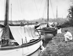 Vereinigtes Königreich: Yachten und Flussfahrzeuge am Wroxham Broad. Norfolk Broads, von Unbekannt