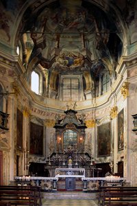 Blick auf Altar und Fresken von Lorenzo Peracino, Heiligtum der Madonna del Sasso, Piemont, Italien von Benjamin Baud