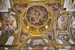Ansicht der Kuppel, der Pendentifs, der Gewölbe des Querschiffs und des Vorchors mit Fresken von Baciccia, Kirche des Gesù, Rom, Italien