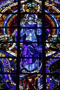 Jungfrau Maria Buntglasfenster in der Kirche Notre-Dame-de-la-Trinité von Louis Barillet & Jean Le Chevallier, Blois, Frankreich von Unbekannt