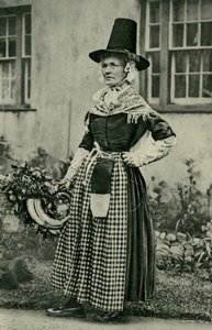 Wales. Eine stattliche alte walisische Dame, treu zur Nationaltracht. 1920 von Unbekannt