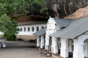 Weißes Gebäude unter einer Felswand; Höhlentempel; Goldener Tempel; Dambulla; Sri Lanka; Asien