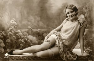 Frau im leichten Kleid, ca. Anfang 1900 (Postkarte) von Alec Hunter