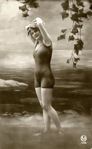 Frau in Badeanzügen, ca. frühe 1900er (Postkarte) von Alec Hunter
