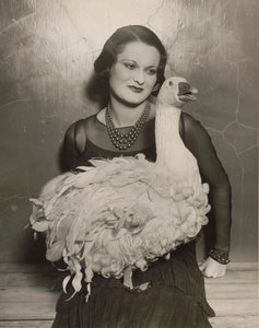 Britische Schauspielerin Isla Bevan hält eine exotische Gans von Underwood and Underwood