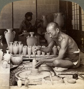 Ein Töpfer und sein Rad, formt eine Vase aus Awata-Porzellan, Kinkosan-Werke, Kyoto, Japan, 1904 von Underwood and Underwood