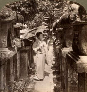 Eine Shinto-Anhängerin zählt die Steinlaternen, Kasuga-Schrein, Nara, Japan, 1904 von Underwood and Underwood