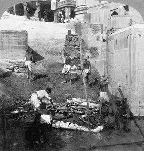 Baden und Verbrennen der hinduistischen Toten, Benares Varanasi, Indien 1903 von Underwood and Underwood