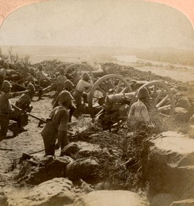 Cape-Garnison-Artillerie macht es den Buren am Modder River, Südafrika, 1900 heiß von Underwood and Underwood