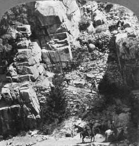 Aufstieg auf den steilen Zickzackpfad am östlichen Ende des Yosemite-Tals, Kalifornien, USA, 1902 von Underwood and Underwood