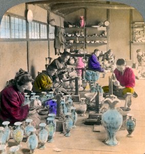 Dekorieren von Awata-Porzellan in den berühmten Kinkosan-Werken, Kyoto, Japan