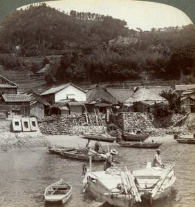 Fischerdorf Obatake am Binnenmeer, Blick nach Norden zu den terrassierten Reisfeldern, Japan, 1904 von Underwood and Underwood