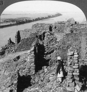 Kasr Qasr Ibrim und ein Blick auf den Nil in Nubien, Ägypten, 1905 von Underwood and Underwood