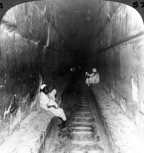 Blick auf den Hauptgang zum Grab von Khufu in der Großen Pyramide, Ägypten, 1905