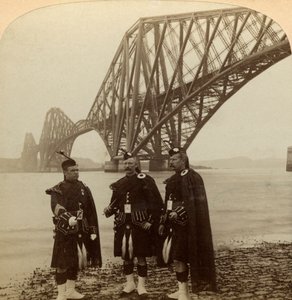 Männer in Highland-Kleidung vor der Forth-Brücke, Schottland von Underwood and Underwood