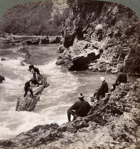 Männer auf einem Holzfloß, die Hozu-Stromschnellen auf dem Katsura-Fluss, Kyoto, Japan, 1904