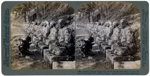 Bauer betet vor einer Reihe von Statuen des Lichtgottes, Daiya-Fluss, Nikko, Japan, 1904