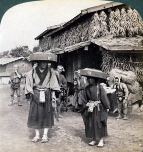 Pilgerbettler, die kleine Gongs schlagen, in der Nähe des Kawaguchi-Sees, Japan von Underwood and Underwood