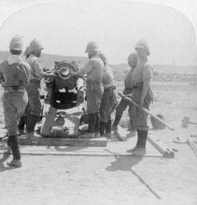 Ein Geschoss in eine Belagerungskanone am Modder River, Südafrika, Burenkrieg, 1900 von Underwood and Underwood