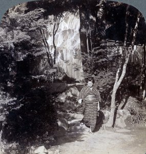 Spritzendes Wasser eines Wasserfalls in Yumoto, Japan, 1904 von Underwood and Underwood