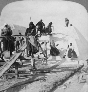 Salzstapeln in den großen Salzfeldern von Solinen, Schwarzes Meer, Russland, 1898 von Underwood and Underwood