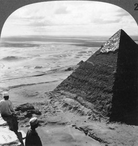 Die zweite Pyramide, zeigt einen Teil der ursprünglichen Abdeckung, Ägypten, 1905 von Underwood and Underwood