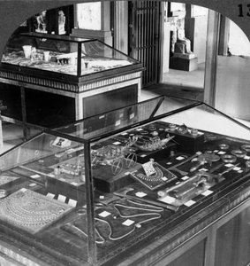 Der prächtige Schmuck der Königin Ahhotep ca. 1560 v. Chr.-1530 v. Chr., Kairo Museum, Ägypten, 1905 von Underwood and Underwood