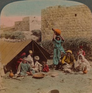 Kein Ort wie Zuhause! - Wohnung und Laden eines Zigeunerschmieds, Syrien, 1900 von Underwood and Underwood