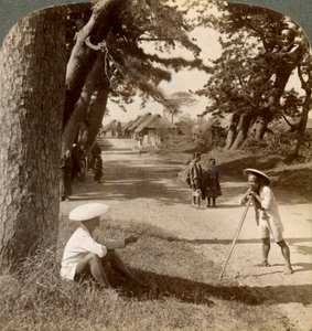 Reisende ruhen sich unter den Kiefern in Suzukawa aus, alte Poststraße von Tokio nach Kyoto, Japan, 1904