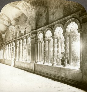 Gedrehte Säulen im Kreuzgang, Basilika St. Paul vor den Mauern, Rom, Italien von Underwood and Underwood