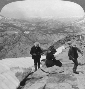Blick vom Clouds Rest über den Tenaya-See zum fernen Matterhorn, Kalifornien, USA, 1902 von Underwood and Underwood