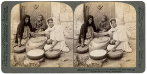 Frauen mahlen in der Mühle, Palästina, 1900 von Underwood and Underwood