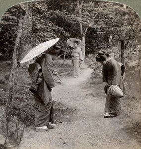 Frauen im Garten des Kinkaku-ji-Tempels, Kyoto, Japan, 1904 von Underwood and Underwood