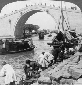 Woo Men Brücke und Großer Kaiserkanal, Soo-chow Suzhou, China, 1900 von Underwood and Underwood