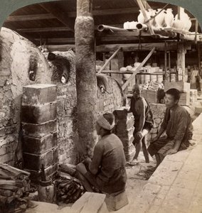 Arbeiter beobachten Öfen voller Awata-Porzellan, Kinkosan-Werke, Kyoto, Japan, 1904 von Underwood and Underwood