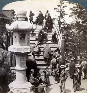 Gläubige überqueren die halbkreisförmige Brücke zum Kameido-Tempel dahinter, Blick nach Norden, Tokio, Japan von Underwood and Underwood