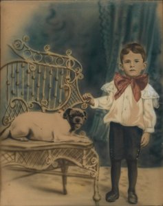 Junge mit Hund auf Stuhl