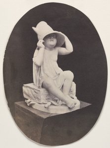 Statue eines Jugendlichen mit großem Hut aus einem John R. Johnston Album von Unidentified Photographer.