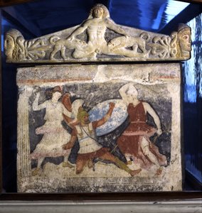 Ein Grieche kämpft gegen zwei Amazonen vom Ende des Amazonensarkophags, mit Aktäon, der von Dianas Hunden zerrissen wird, im Relief auf dem Deckel, aus Tarquinia, 4. Jahrhundert v. Chr. von Unknown