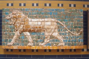 Asien, Türkei, Istanbul, Löwenrelief auf Ziegelwand gemalt, Seitenansicht eines wilden gelben Löwen mit großer Mähne, der vor grünem Hintergrund läuft. von Unknown